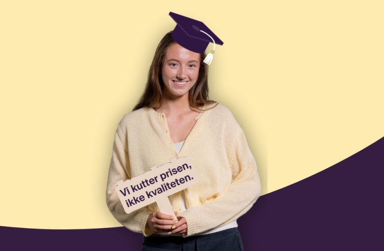 Kvinnelig student smiler i kamera