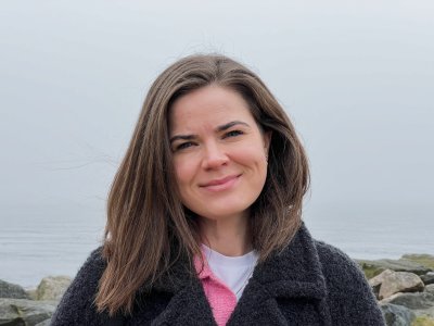 marte3 Kvinne smiler i kamera ute ved sjøen