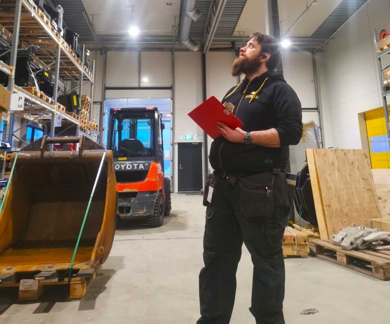 Jørn i jobbsituasjon på et lager