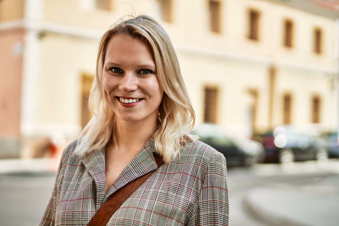 Smilende kvinne i en gate