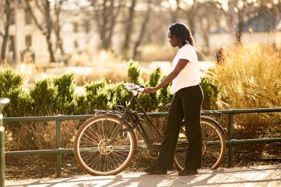 Jente med sykkel i parken 