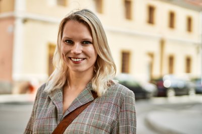5 fantastiske fordeler med NKI Nettstudier Smilende kvinne i en gate