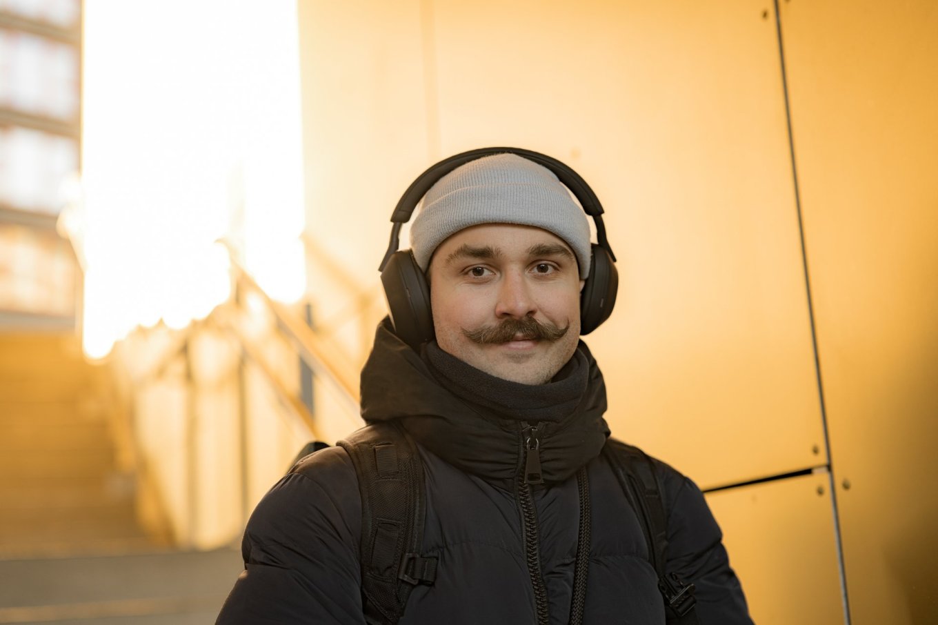 Mann med hodetelefoner