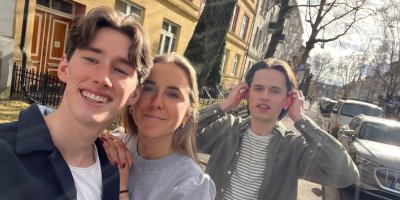 5_Grunner_GSK Tre unge mennesker smiler og tar en selfie utendørs på en solrik dag.