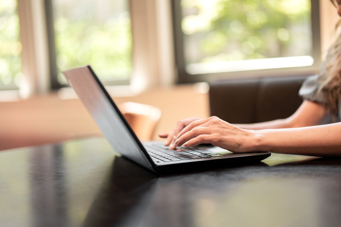 Dame som skriver på PC