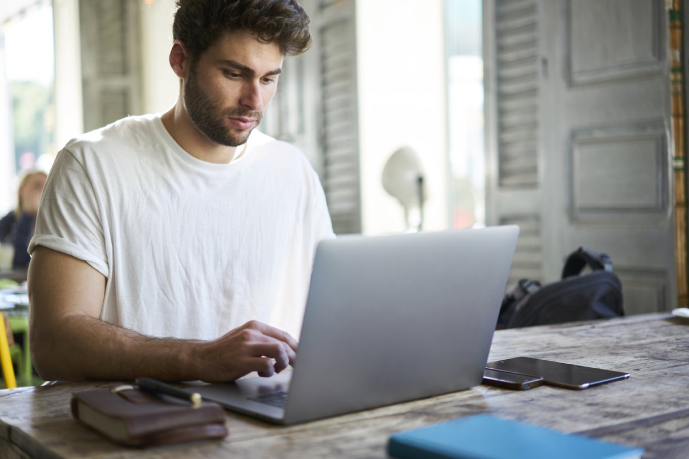 Student forbereder seg til eksamen med laptop ved et bord.