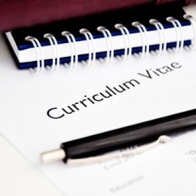 cv_size-large Notatbok og penn på et CV-dokument.