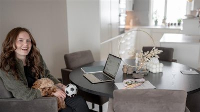 Kvinne med hun foran pc