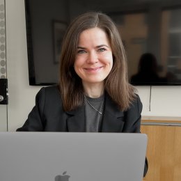 20250306-marte_studentcase_2025 Blid kvinne ved en pc