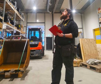 JØRN Jørn i jobbsituasjon på et lager