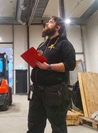 Jørn i jobbsituasjon på et lager