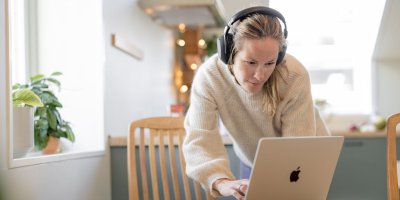 slik fungerer nettstudier Kvinne foran pc som jobber hjemme