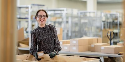 Logistikk-ansatt på jobb