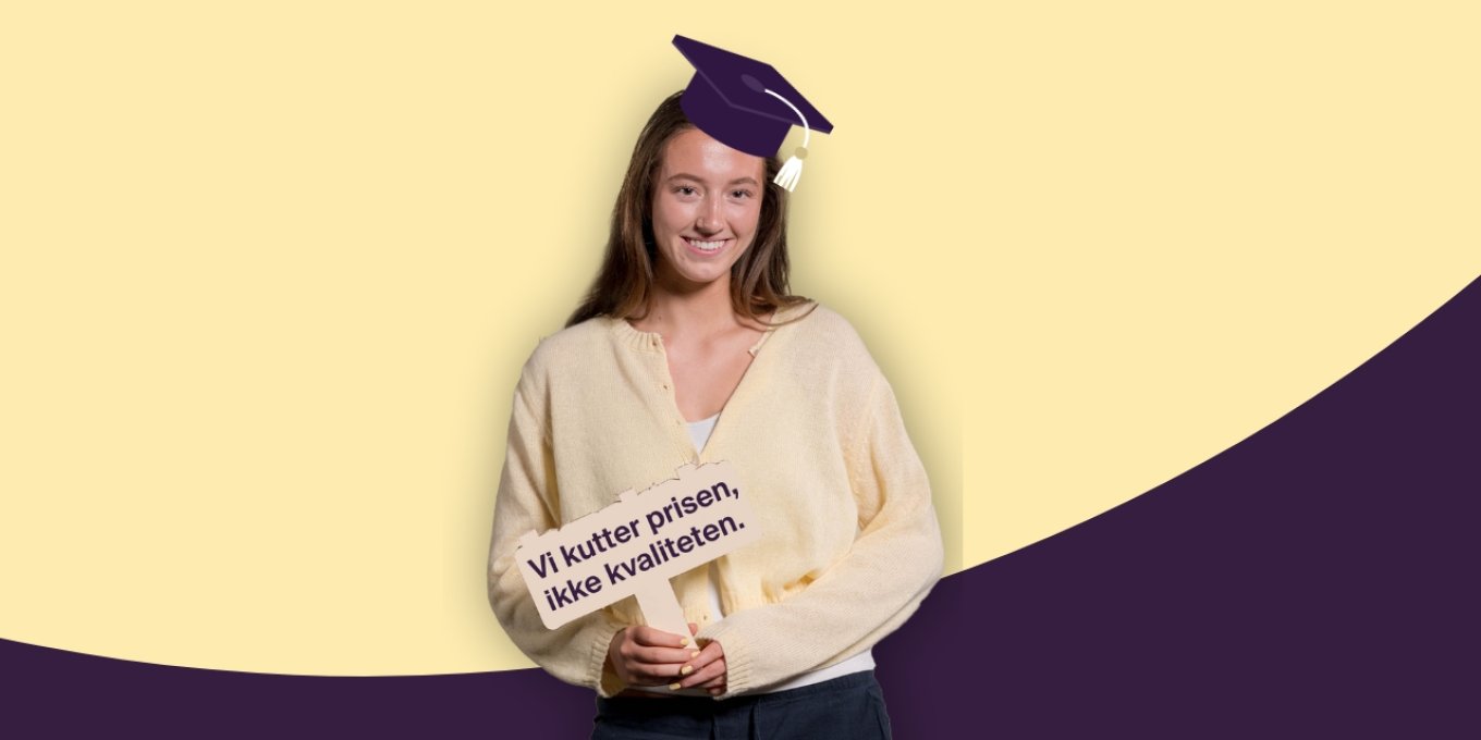 Kvinnelig student smiler i kamera