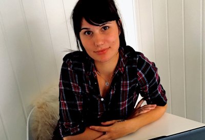 Anneli-student-sitter-ved-bord - Jeg er så fornøyd med at jeg valgte å omskolere meg på NKI!