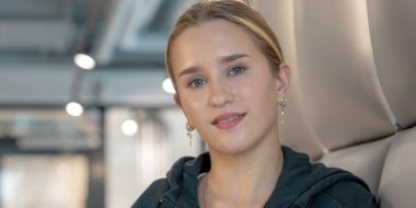 Student psykologi smiler til kamera