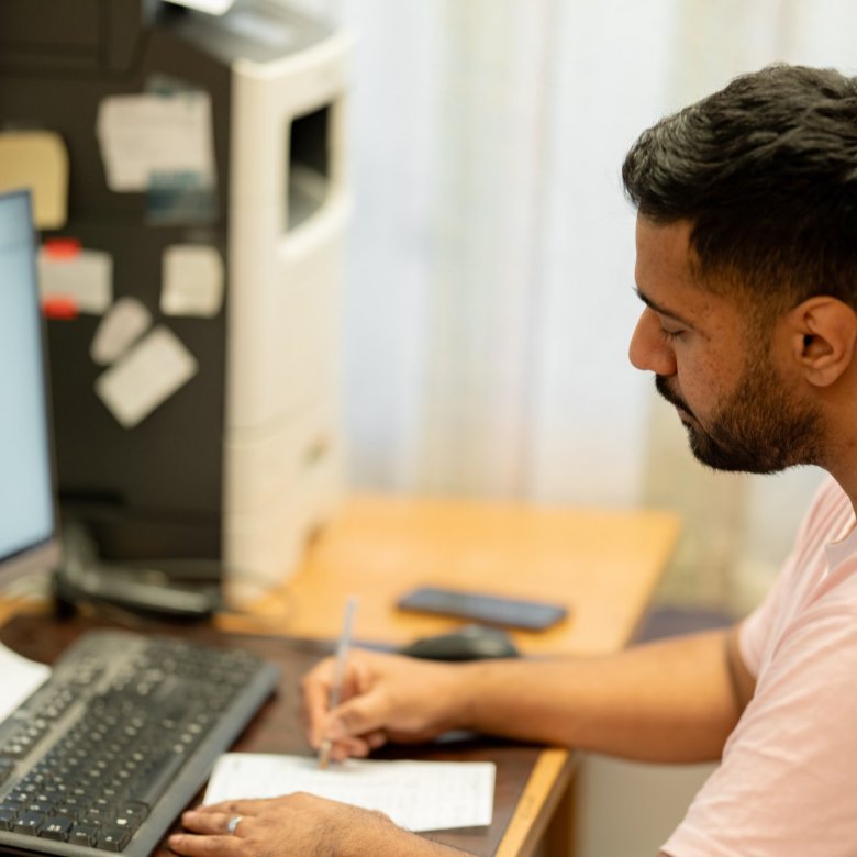 Mann foran en pc