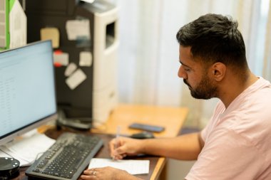Mann foran en pc