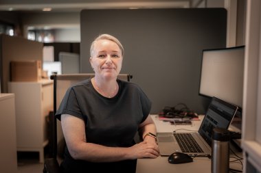 Kvinne foran PC