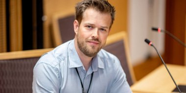 Mann smiler til kamera