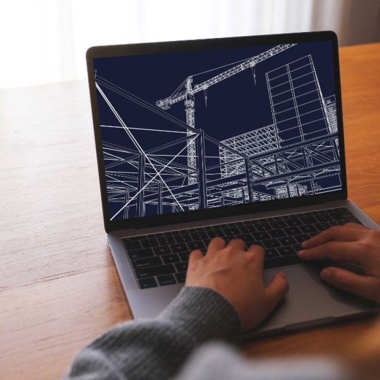 Person jobber med bygningsdesign i Revit Architecture på en bærbar datamaskin.