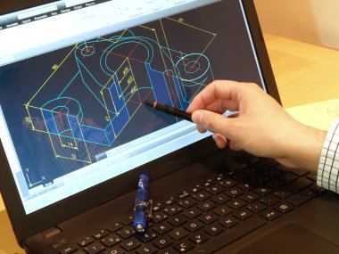 Person peker på 3D-modell på en bærbar datamaskin med en penn.