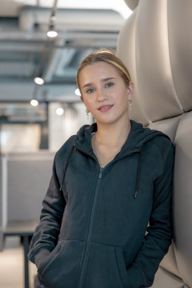Kvinne (19) smiler inn i kamera
