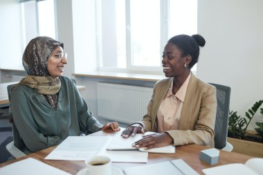 To studenter som viser mangfoldet av nettstudenter snakker sammen