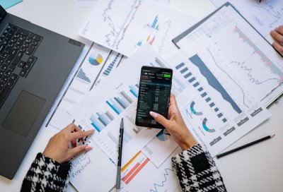 To hender holder en mobil som viser analyseverktøy 