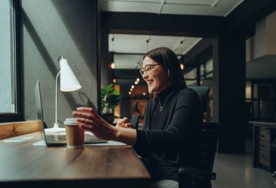 Kvinne har digitalt møte på laptop
