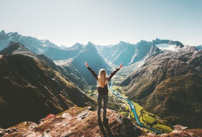 kvinne på fjelltopp 