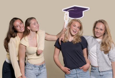 Fire studenter på videregående smiler