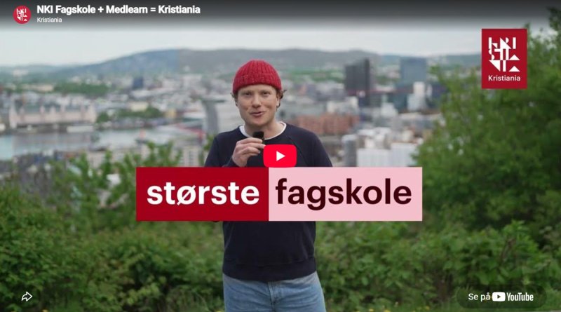 Person står utendørs med byutsikt i bakgrunnen. Tekst i bildet: «NKI Fagskole + MedLearn = Kristiania» og «største fagskole»