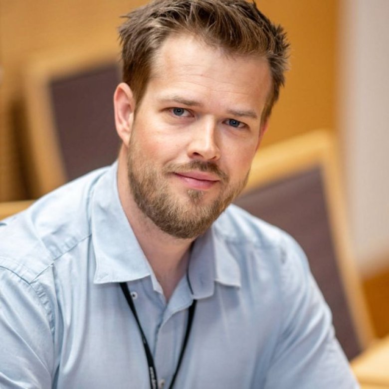 Mann smiler til kamera