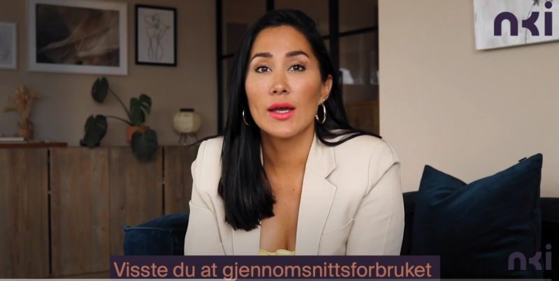 Kvinne snakker om sirkulærøkonomi og klimaregnskap i en video fra NKI.