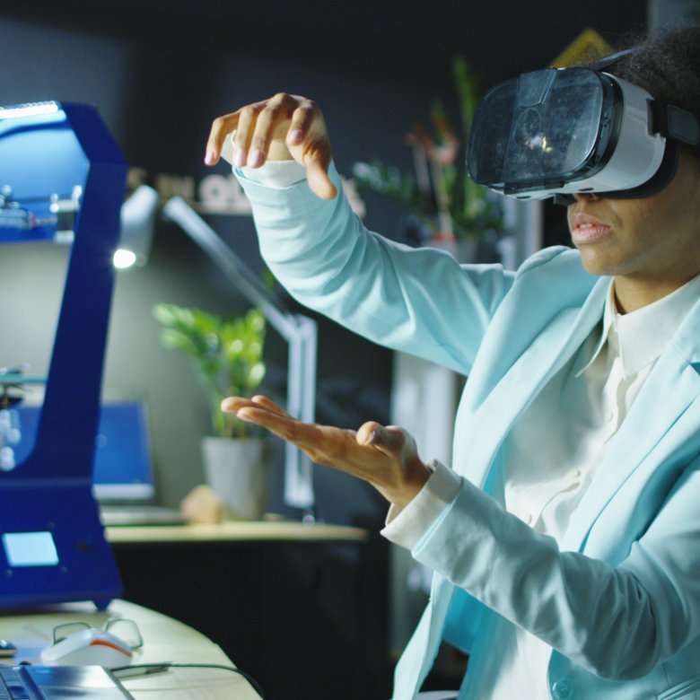 Person med VR-briller utforsker teknologi i et moderne kontormiljø.