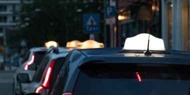 Bilde av taxier som venter på kunder