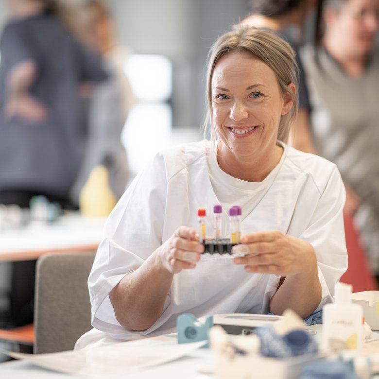 Kvinne antrukket i hvit på et lab
