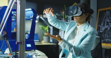 Person med VR-briller utforsker teknologi i et moderne kontormiljø.