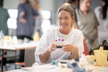 Kvinne antrukket i hvit på et lab