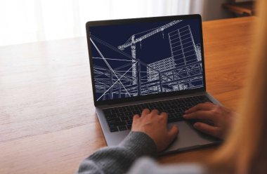 Person jobber med bygningsdesign i Revit Architecture på en bærbar datamaskin.