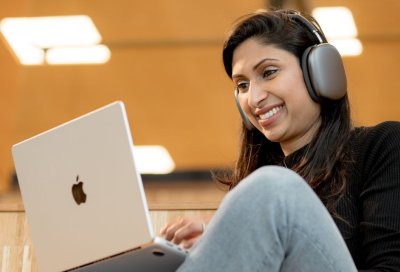 Kvinnelig student ser på laptop