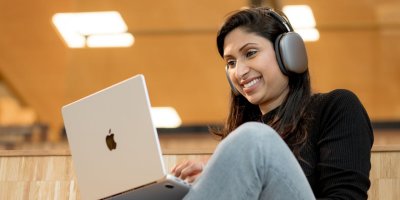 Kvinnelig student ser på laptop