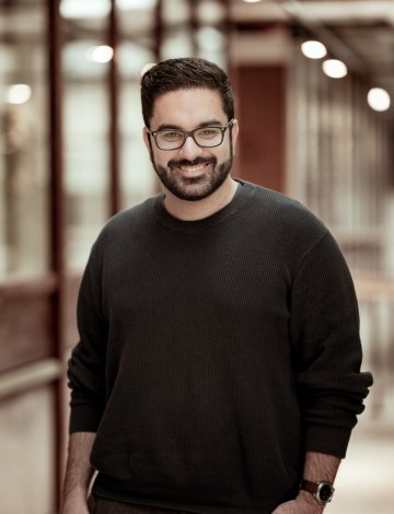 Mann smiler i kamera