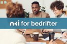 Fem personer diskuterer rundt et bord med NKI for bedrifter-banner i forgrunnen.