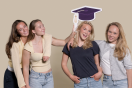 Fire studenter på videregående smiler