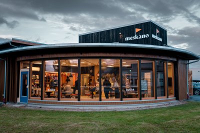 folk sitter inne i en butikk og studerer på nett