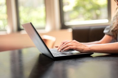 Dame som skriver på PC