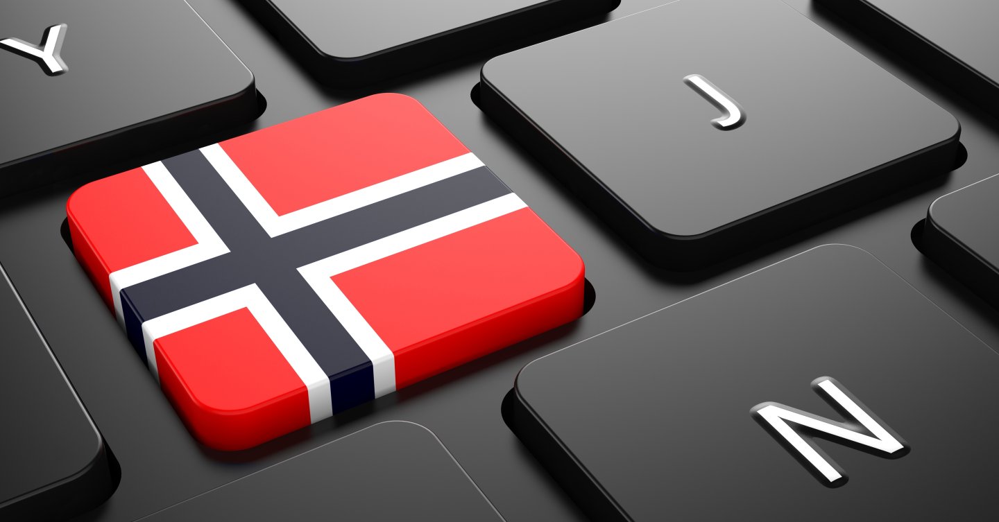 nærbilde av data tastatur hvor den ene knappen er er ett norsk flagg