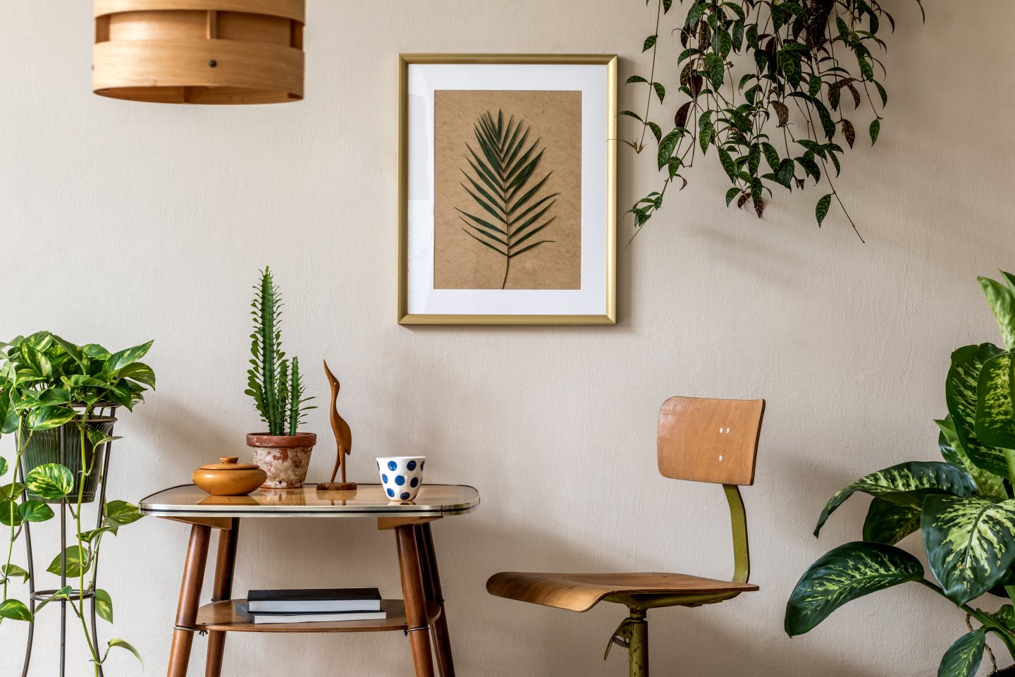 Interiørdesigner-bilde-av-interiør-bord-stol-gronne-planter